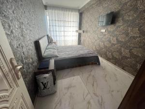 Kleines Zimmer mit einem Bett und einem Fenster in der Unterkunft Astara Park White House in Astara