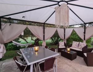 a tent with a table and chairs and a chandelier at Las Golondrinas de Henche in Henche