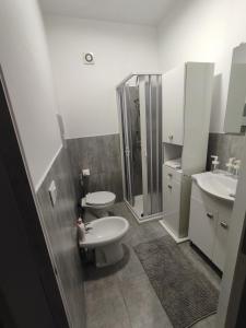 La salle de bains est pourvue de 2 lavabos, de toilettes et d'une douche. dans l'établissement Dante alighieri, à Villa Colle Onorato