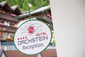 ein Schild für eine Hotelrezeption in der Unterkunft Hotel Dachstein in Filzmoos