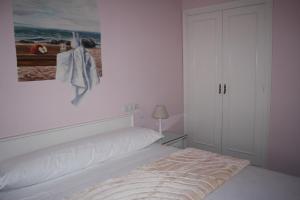 Postel nebo postele na pokoji v ubytování Hostal Isabel II