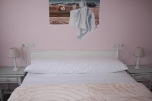 Postel nebo postele na pokoji v ubytování Hostal Isabel II