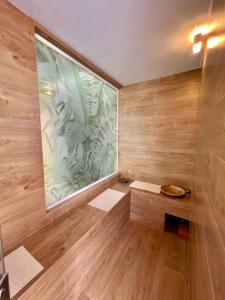 a sauna with a large window and wooden walls at Departamento moderno en equipetrol in Santa Cruz de la Sierra