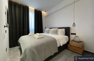 - une chambre avec un lit et des serviettes dans l'établissement Milos 513 Plaka - Monastiraki by SuperHost Hub, à Athènes