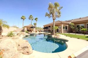 einen Pool in einem Hof mit einem Haus in der Unterkunft 5 bd Luxury Oasis Heated Pool Spa Pickle Ball in Scottsdale