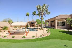 ein Haus mit einem Hof mit Schaukel in der Unterkunft 5 bd Luxury Oasis Heated Pool Spa Pickle Ball in Scottsdale