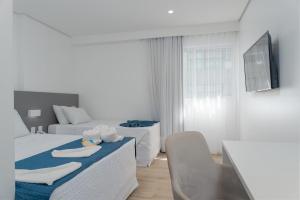 Habitación de hotel con cama, mesa y TV en Hotel Praia Bonita Jangadeiros Pajuçara, en Maceió