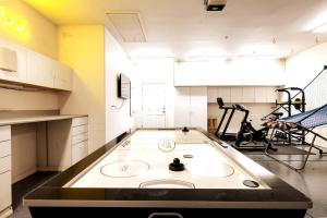5 bd Luxury Oasis Heated Pool Spa Pickle Ball في سكوتسديل: غرفة كبيرة مع صالة ألعاب رياضية مع آلة ركض