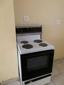 Kuchyň nebo kuchyňský kout v ubytování Bobirwa Resort & Accomodation