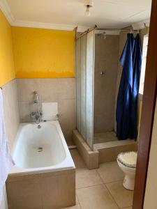 Koupelna v ubytování Bobirwa Resort & Accomodation + 7 fotografií