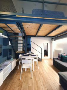 ein Wohnzimmer mit einem Tisch, Stühlen und einem Sofa in der Unterkunft YR Apartments Milan - Città Studi in Mailand
