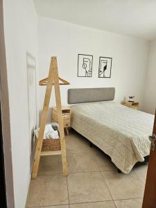 1 dormitorio con 2 camas y escalera de madera en Center Cruz del Eje en Cruz del Eje