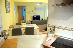 TV a/nebo společenská místnost v ubytování Almarya, a un paso del Mediterráneo + 17 fotografií