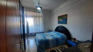 um pequeno quarto com uma cama e uma janela em Beautiful flat in the center of Shkodra, Albania em Shkodër
