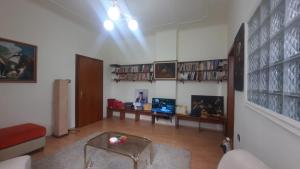uma sala de estar com um sofá e uma mesa em Beautiful flat in the center of Shkodra, Albania em Shkodër