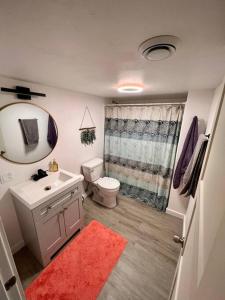 y baño con lavabo, aseo y espejo. en Mid Century Modern Montana Dream Home, en Butte