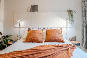 Exquisite Living with BicoccaStays في أبردين: غرفة نوم مع سرير مع بطانية برتقالية عليه