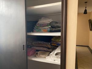 un armario lleno de mucha ropa y toallas en Central Appartement Hamria Meknes, en Meknès