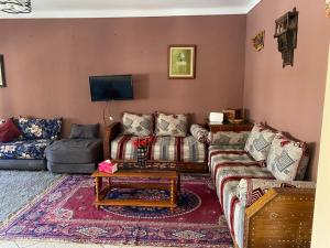 sala de estar con sofá y mesa en Central Appartement Hamria Meknes, en Meknès