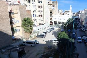 una vista aérea de un aparcamiento en una ciudad en Central Appartement Hamria Meknes, en Meknès