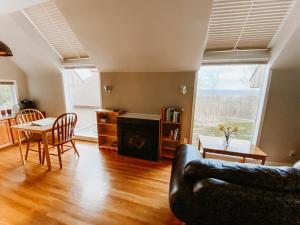 sala de estar con sofá y mesa en Irish Mountain Suites, en Meaford