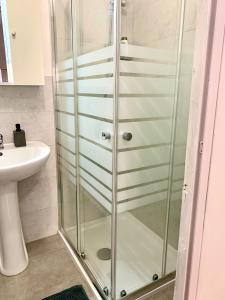 uma cabina de duche na casa de banho com um lavatório em The Tower centro em Sassari