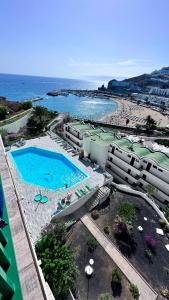 une vue aérienne d'un complexe hôtelier avec piscine et l'océan dans l'établissement El Lagarto 1008, à Puerto Rico