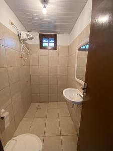 łazienka z toaletą i umywalką w obiekcie Sítio Caminho das Acácias w mieście São Lourenço da Mata