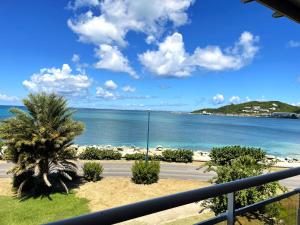 a view of the ocean from a balcony at Studio Marigot, Vue Panoramique in Saint Martin