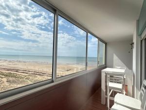 Cette chambre dispose d'un bureau et offre une vue sur la plage. dans l'établissement Appartement Saint-Hilaire-de-Riez, 1 pièce, 3 personnes - FR-1-652-14, à Saint-Hilaire-de-Riez