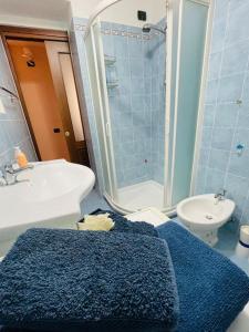 a bathroom with a blue towel on the floor at La maison de Daniela in Settimo Vittone