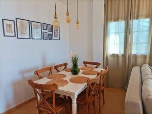 een eetkamer met een tafel met stoelen en een bank bij Casa Buena Vista - Oasis Rural in Alajeró