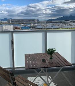 uma mesa numa varanda com vista para um porto em REVISION Kairouyama-tei - Vacation STAY 15802 em Hiroshima