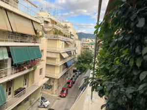 uma vista superior de uma rua da cidade com carros estacionados em Filoxenia Panormou em Atenas