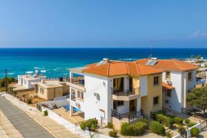 une maison avec l'océan en arrière-plan dans l'établissement Villa Serena, à Pomos