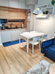 Kuchyň nebo kuchyňský kout v ubytování Apartament MajGraj sąsiedztwo Parku Zdrojowego