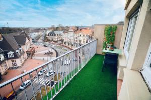 balcón con suelo verde y vistas a la ciudad en Le Perchoir - WIFI - Gare - Proche tous commerces, en Sarrebourg