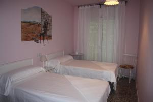 Postel nebo postele na pokoji v ubytování Hostal Isabel II