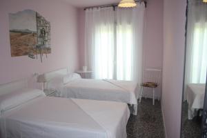 Postel nebo postele na pokoji v ubytování Hostal Isabel II