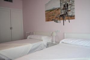 Postel nebo postele na pokoji v ubytování Hostal Isabel II + 8 fotografií