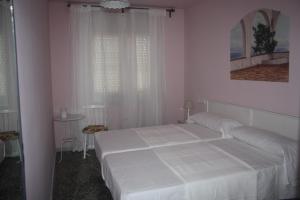 Postel nebo postele na pokoji v ubytování Hostal Isabel II