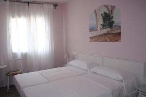 Postel nebo postele na pokoji v ubytování Hostal Isabel II