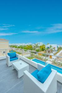 balkon z krzesłami, stołem i basenem w obiekcie unique villa with heated pool and Spa w mieście Hurghada