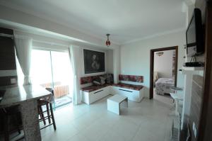 Sala de estar blanca con vistas a un dormitorio en Pousada Marias do Mar, en Bombinhas