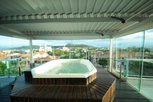 bañera de hidromasaje en la cubierta de una casa en Pousada Marias do Mar, en Bombinhas