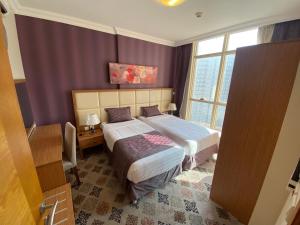 ein Hotelzimmer mit einem Bett und einem Fenster in der Unterkunft شقق فندقيه في أبراج التلال في مكة in Mekka