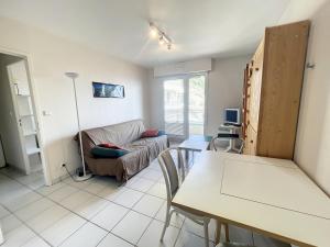 ein Wohnzimmer mit einem Sofa und einem Tisch in der Unterkunft Appartement Granville, 2 pièces, 2 personnes - FR-1-361-440 in Granville