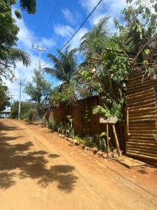 une maison sur le côté d'un chemin de terre dans l'établissement Doce Lar Hostel Noronha, à Fernando de Noronha
