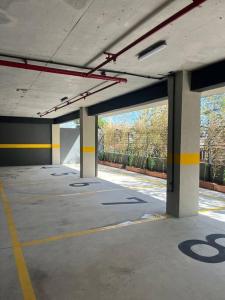 an empty parking garage with a parking lot at Apartamento 2 habitaciones en Asunción. in Asunción