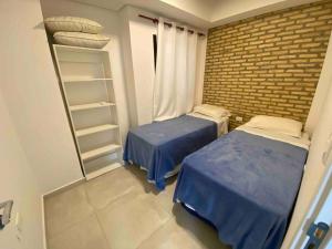 Kleines Zimmer mit 2 Betten und einem Schrank in der Unterkunft Apartamento 2 habitaciones en Asunción. in Asunción